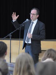 Der deutsche Botschafter Norbert Riedel bei seiner Ansprache in der Aula der Kantonsschule Trogen. (Bild: Claudio Weder)
