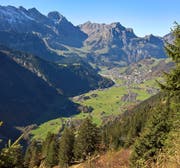 Blick auf dem Weg von der Fürenalp ins Tal auf das Dorf Engelberg. (Bild Markus von Rotz (Engelberg, 11. Oktober 2017))