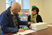 Peter Zwicky reicht bei Landschreiberin Nicole Frunz das Referendum gegen das Finanzhaushaltsgesetz und gleichzeitig noch eine Volksmotion ein. (Bild: Philipp Unterschütz (Sarnen, 21. Januar 2019))