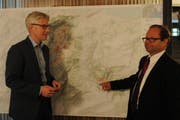 Regierungsrat Josef Hess (rechts) und Roger Sonderegger, seit 1. März Leiter Amt für Raumentwicklung und Verkehr, zeigen im Rathaus auf der Karte Details des neuen Richtplans. (Bild: Philipp Unterschütz, Sarnen, 28. Mai 2019)