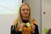 Amber Sharp beim Englisch-Unterricht im Dorfschulhaus. (Bild: Philipp Unterschütz, Hergiswil, 23. November 2018)