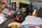 Im hinteren Teil des Fahrzeugs ist die Küche mit zwei Herdplatten verbaut. Bild: zvg