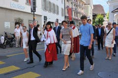 Christoph Amstad (2. von links) beim Einmarsch mit Familie. Von links: Tochter Alena, Kantonsratsweibelin Hanna Mäder, Frau Irene und Sohn Fabio.
