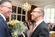 Der Obwaldner Kantonsrat wählt Christoph Amstad CVP (rechts) erstmals zum Landammann – hier gratuliert ihm der Sarner Gemeindepräsident Jürg Berlinger.