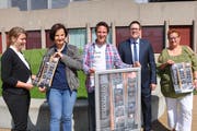 Zum sechsten Mal organisiert das Kinotheater Madlen «Film am Markt» mit Unterstützung der Kulturpartner St.Galler Kantonalbank und der Politischen Gemeinde Au. Zur Programmvorstellung kamen (von links): Eliane Kurath (SGKB), Carola Espanhol (Gemeinderätin Au), Pascal Zäch (Kinotheater Madlen), René Federer (Niederlassungsleiter SGKB Heerbrugg) und Denise Zellweger (Kinotheater Madlen). (Bild: Andrea C. Plüss)
