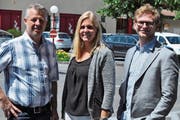 Älpler Thomas Schnider (l.), Bea Brunner, Leiterin Obwalden Tourismus und Toni Aufdermauer, Amt für Landwirtschaft und Umwelt. (Bild: Birgit Scheidegger (Giswil, 14. Juni 2018))