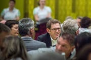 Jakob Stark diskutiert am Treffen der SVP Schweiz in Amriswil mit der Parteibasis. (Bild: Andrea Stalder)