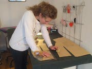 Die meiste Zeit arbeitet Marion Zurburg im Stehen. (Bild: PD)