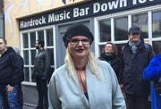 Pascale Braid vor ihrer Bar «Down Town» an der Eisengasse. (Bild: hor)