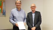 «Spannort»Geschäftsleiter Engelbert Zurfluh (links) erhielt von Biagio Saldutto, Geschäftsführer der Qualis evaluation GmbH, das Qualitäts-Zertifikat. (Bild: Paul Gwerder, Erstfeld, 14. Dezember 2018)