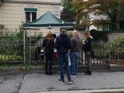 Hier Bier: Findige Anwohner verkauften am Nachmittag Bier an der Horwerstrasse an die durstigen Fans. (Bild: Michael Graber)