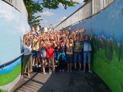 Die Schulkinder haben sichtlich Freude an ihrem Werk. (Bild: PD)