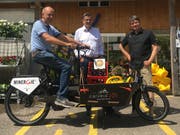 Landi-Leiter Rudolf Grunder, Gemeindepräsident Hanspeter Zehnder und Mario Crameri von der «Pedalerie» in Frauenfeld mit dem Lastenbike, das für vorerst ein Jahr im Seebachtal stationiert bleibt. (Bild: PD)