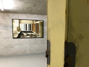 Stefan Birchender zeigt seine fotorealistische Malerei im Zivilschutzkeller.
