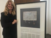 Susanna Auf der Maur-Quinn von der International Bundesbrief Society mit der Kopie des Bundesbriefs. Bild: PD