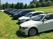 Trotz Erweiterung des offiziellen Parkplatzes und ungeachtet der wiederholten Aufrufe zum Verzicht auf das Auto für den Badibesuch wird, wie in früheren Jahren, auf der Wiese parkiert.
