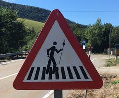 Wenn der Jakobsweg eine Strasse quert, gibt es in Spanien spezielle Verkehrszeichen für Autofahrer.