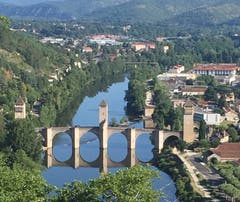 Der Weg führt über unzählige Brücke wie hier in Cahors (Frankreich).