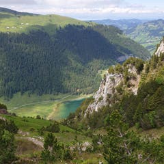 Diese steile Wanderung führt vom Hohen Kasten über die Stauberen, am Sämtisersee vorbei und durchs Brüeltobel zurück nach Brülisau.
