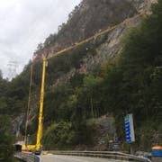 Auf der Axenstrasse wurde für die Felsarbeiten ein Pneukran installiert. (Bild: Astra)
