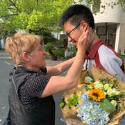 Eva Büchi beim Wiedersehen mit Erdong. (Bild: PD)