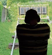 Ein Pistolenschütze hat die Scheibe im Visier. (Bild: Nicole Gander (Stans, 10. Juni 2016))