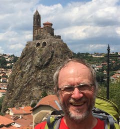 Der Jakobsweg führt auch durch den Wallfahrtsort Le Puy-en-Velay. Im Hintergrund auf dem Felsen eine der Wallfahrtskirchen. (Bild PD)