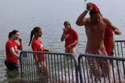 Ausstieg aus dem Wasser: Die nicht ganz wettkampf-konforme Schwimmkleidung sorgt für Heiterkeit. (Bild: Rossella Blattmann)