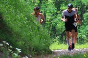 Heisser Tipp für die heissen Tage: Ralf Birchmeier (vorne) läuft bei hohen Temperaturen im Wald. (Bild: Robert Kucera)