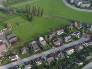 Auf der Grünfläche in der Bildmitte soll die neue Zufahrtsstrasse entstehen. Ihre Verbindung zur Wiggenrainstrasse erfolgt über den Kreisel im rechten Bildrand. (Bild: Hardy Buob, März 2018)