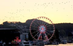 Sonnenuntergang über dem Inseli-Quai während der Luzerner Määs. (Bild: Sepp Bernasconi, 13. Oktober 2019)