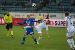Der Luzerner Olivier Custodio (links) gegen den Ex-Luzerner Hekuran Kryeziu. (Bild: Dominik Wunderli (Luzern, 4. November 2018))