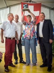 Fritz Brechbühl, Lukas Huggenberg und Birgit Auwärter vom Theater an der Grenze freuen sich über den «Prix Kreuzlingen» aus den Händen von Stadtpräsident Thomas Niederberger. (Bild: Reto Martin)