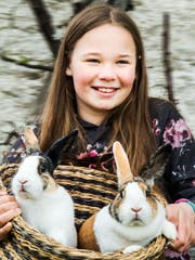 Sophie mit ihren Hasen. (Bild: Eveline Beerkircher, Horw, 14. April 2019)