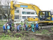 Die Kinder schaufeln voller Vorfreude auf ihren neuen Kindergarten. (Bild: Janine Bollhalder)