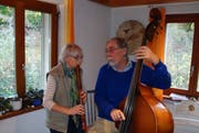 Regula Baumann und Rudolf Fritsche beim Musizieren während einer Probe. (Bild: Flurina Lüchinger)