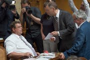 Toni Bortoluzzi (SVP/ZH), links, erhält 2014 von Hans-Peter Portmann (FDP/ZH), Mitte, im Namen aller Fraktionen einen Waschlappen geschenkt für seine schwulenfeindlichen Äusserungen. (Bild: Lukas Lehmann/Keystone)