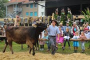 Ein junger Züchter führt sein Rind an den Zuschauern und der Jury vorbei durch den Ring. (Bild: Trudi Krieg)