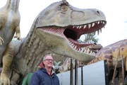 Der T-Rex kommt nach Sulgen: Roger Adolfsen vor seinen Austellungsexponaten. (Bild: Hannelore Bruderer)