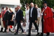 Landammann Res Schmid (Mitte) und Landratspräsident Ruedi Waser (rechts davon mit blauer Krawatte) beim Einzug in Stansstad. (Bild: Sepp Odermatt, 27. Juni 2018)