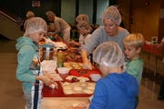 In der Schulbäckerei in Oberdorf macht die Arbeit den Dritt- und Viertklässlern Spass. (Bild: Sepp Odermatt (Oberdorf, 3. Dezember 2018)