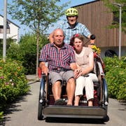 Gemeinderat Karl Ringenbach chauffiert Otto Meier und dessen behinderte Tochter mit der Elektro-Rikscha. (Bild: Andreas Taverner)