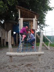 Die Kinder freuen sich über die neuen Spielgeräte rund um das Schulhaus Alterschwil. (Bild: Angelina Donati)