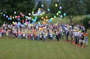 Die Schüler des Schulhauses Feld liessen Luftballons mit Zeichnungen, Wünschen und Gedanken zum neuen Schulhaus Feld in die Luft steigen. (Bild: Jessica Nigg)