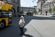 In der Begegnungszone Bahnhofplatz dürfen sich Fussgängerinnen und Fussgänger kreuz und quer bewegen. Fahrplanstabilität und Sicherheit ist das allerdings nicht immer zuträglich. (Bild: Hanspeter Schiess - 29. August 2018)