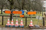 An der Speicherstrasse in der Notkersegg wird seit zwei Jahren gebaut (im Bild die Umleitungstafeln einer der Bauphasen). Diesen Sommer wurde die Haltestelle der Appenzeller Bahnen umgestaltet. Jetzt folgen noch die Arbeiten am neuen Deckbelag. (Bild: Hanspeter Schiess - 9. März 2017)