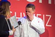 Zu Tränen gerührt: Patrick Mahler freut sich über seine zwei Michelin-Sterne. (Bild: Dominik Wunderli (Luzern, 5. Februar 2019))
