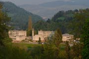 Das ehemalige Seminar der Missionare von der Heiligen Familie im Ruswiler Ortsteil Werthenstein-Höchweid. (Bild: Nadia Schärli, 2. Mai 2016)