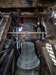 Peter Lustenberger, Leiter Infrastruktur, überprüft die Glocke. (Bild: Philipp Schmidli, Luzern, 9. April 2019)