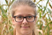 «Ein wenig nervös, ob ich es schaffe, bin ich schon. Die ganze Ausrüstung, wie Wanderschuhe oder Kleidung musste ich speziell für dieses Lager kaufen.»Sara Milesic (14) Sekundarschülerin Klasse G 2b